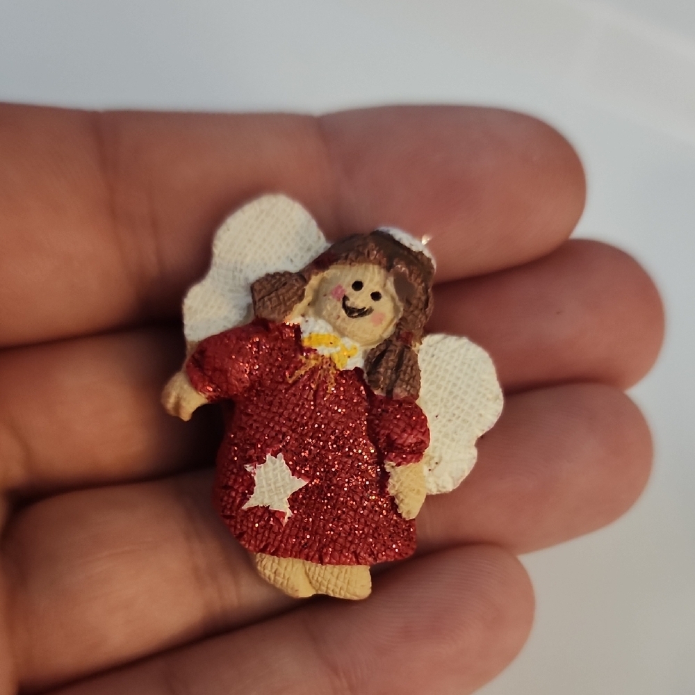 Red Angel Brooch with White Wings shie charms